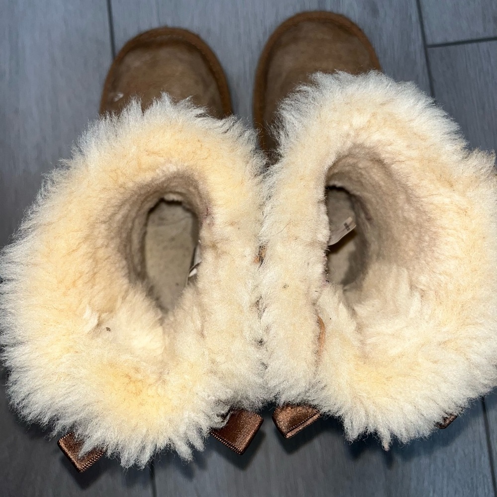UGG Bailey Bow II Girl Boots Chestnut - Picture 2 of 5